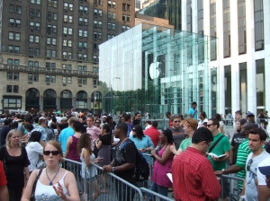 Fans de Apple a la entrada de una de sus tiendas